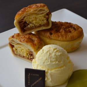 Mini desert pie apple almond