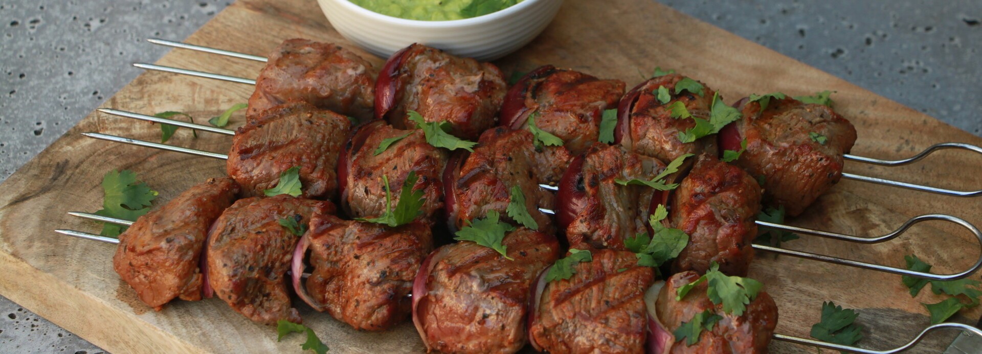 Beef skewers with avocado salsa (BBQ Junkie)