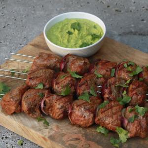 Beef skewers with avocado salsa (BBQ Junkie)