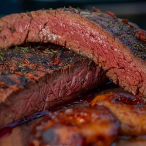 Flank steak with caramelized apple
