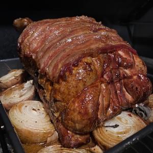 Stuffed turkey with garlic jus