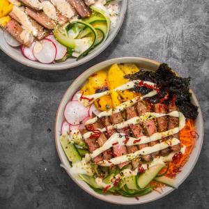 Kleurrijke pok&eacute; bowl met bavette