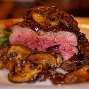 Tournedos met cantharellen en champignons